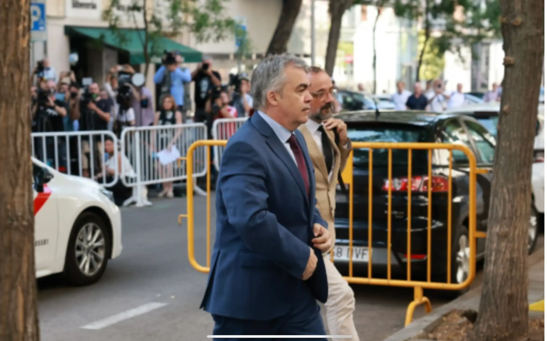Santos Cerdán llega al Tribunal Supremo rodeado de cámaras y flashes. La escena es perfecta: tensión, silencio, espectáculo. Solo nos queda una duda: ¿mañana habrá la misma expectación informativa cuando toque ir a preguntar a la sede de Acciona? ¿O la justicia seguirá viendo solo con el ojo que le interesa… y dejando el otro bien vendado?