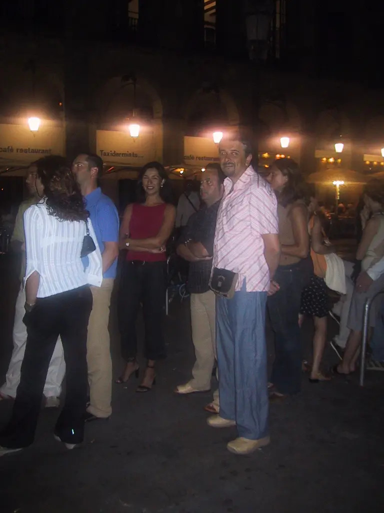 Eduardo, Pepe y Cristi haciendo cola en Los Quinze Nits, Barcelona, un 22 de julio de 2002. Un instante que abrió un hilo de amistades y recuerdos que aún continúa.