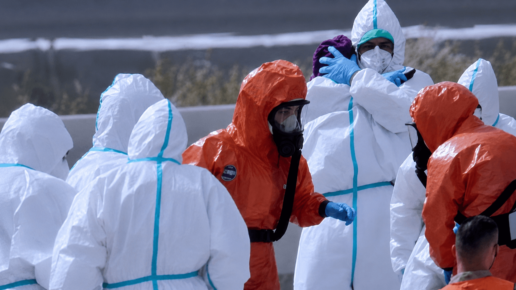 Equipos sanitarios con trajes de protección en el aeropuerto durante la gestión del MV Hondius"