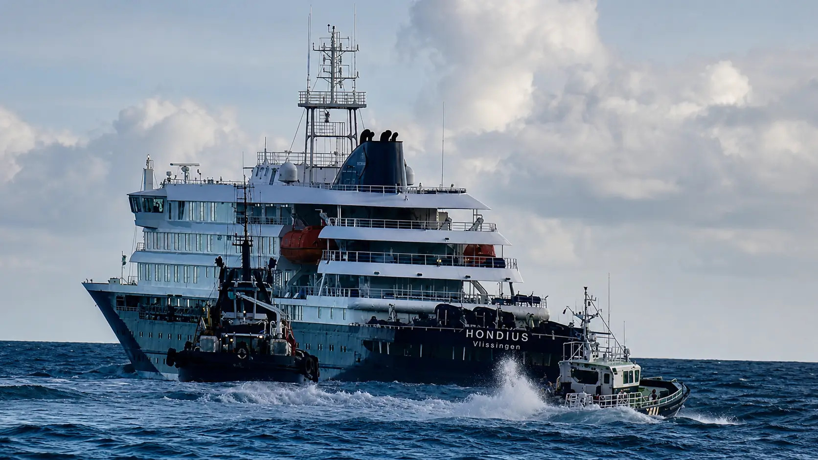 El MV Hondius abandona el puerto de Granadilla, Tenerife, mayo 2026