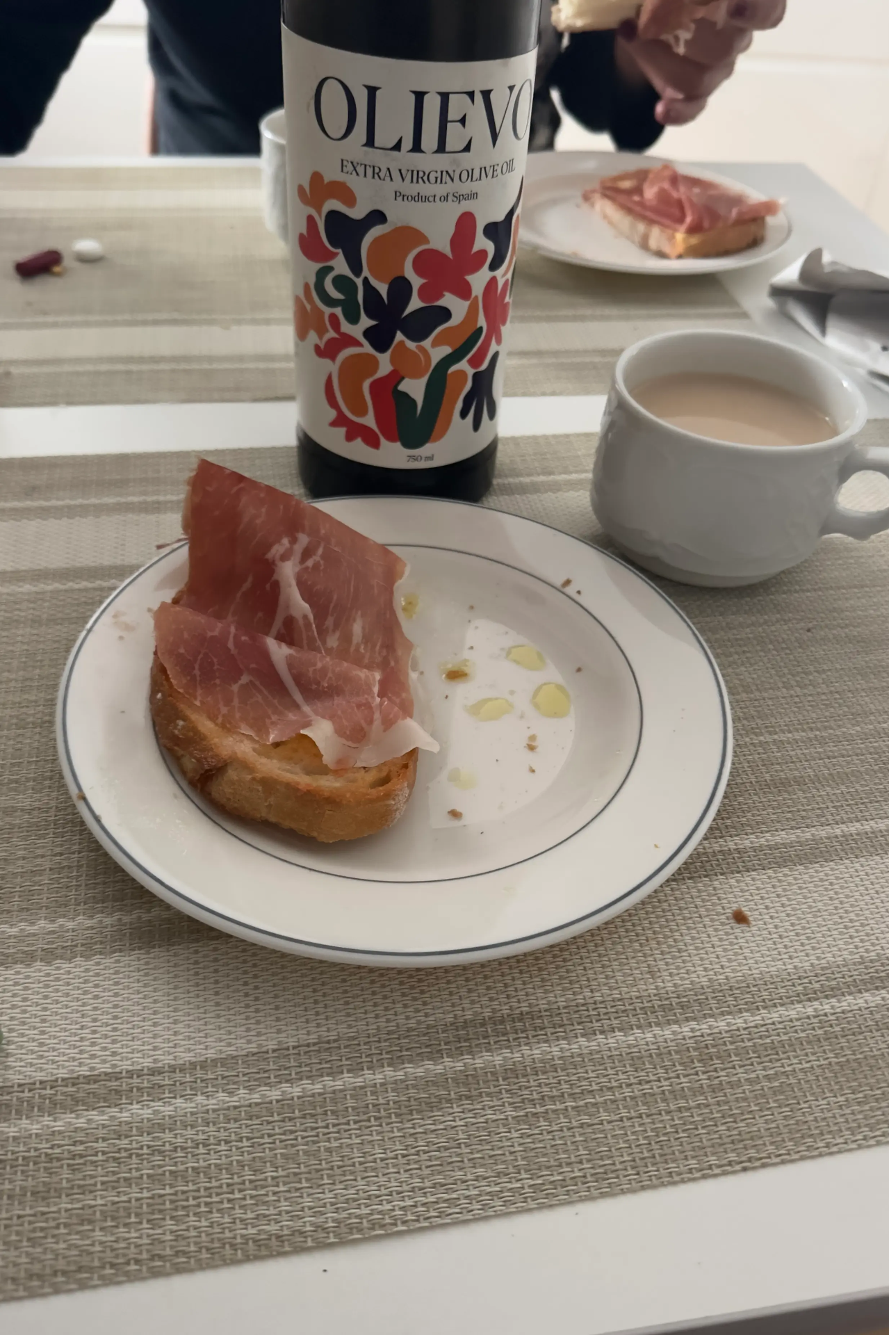 pan con jamón, aceite Olievo y café