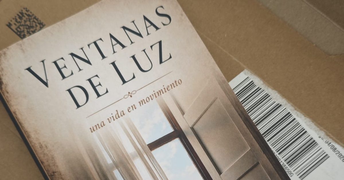 Libro Ventanas de Luz de José Moreno Robledillo recién llegado a casa de un lector
