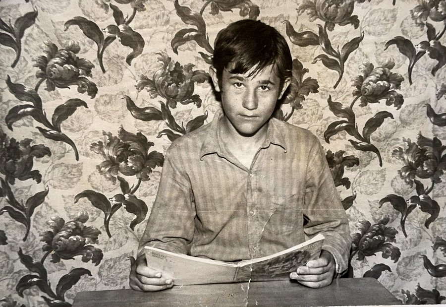 Huesa, hacia 1963. El mismo niño que entonces tenía un libro entre las manos