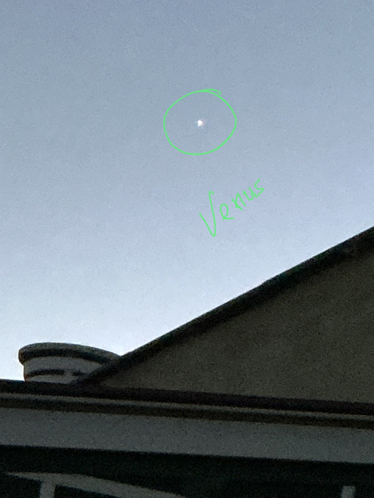 Venus sobre los tejados de La Laguna — agosto 2026