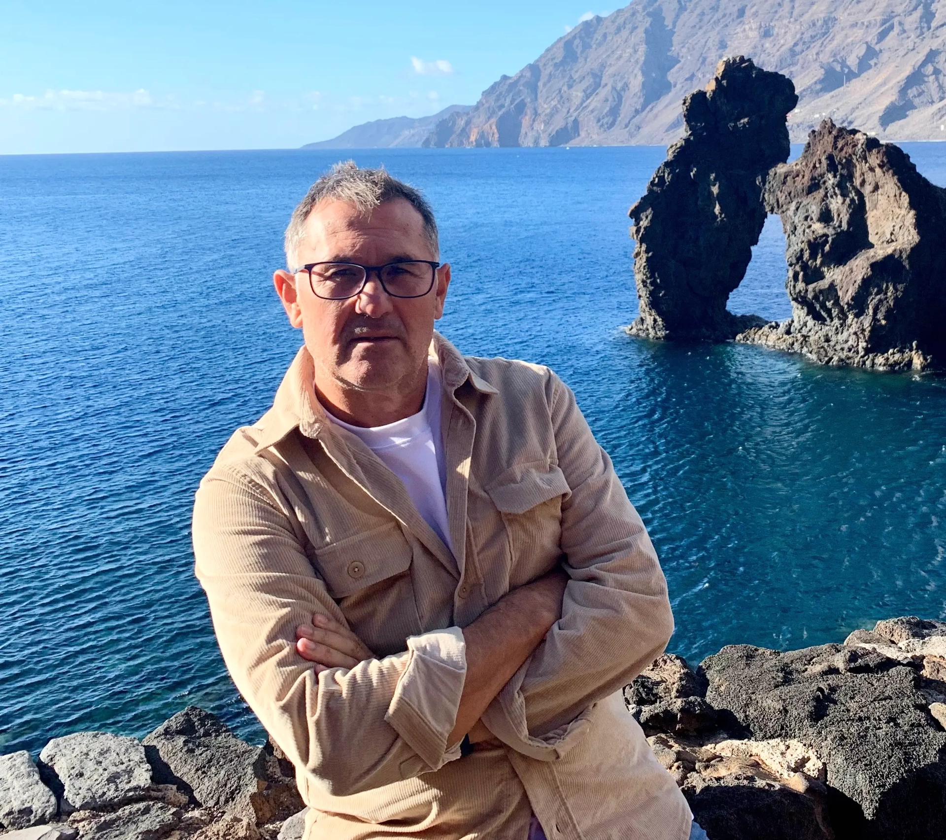 José Moreno Robledillo ante el Roque de Bonanza, El Hierro, Islas Canarias